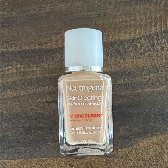 Neutrogena Other - Neutrogena SkinClearing Oil-Free Makeup shade 40 Nude